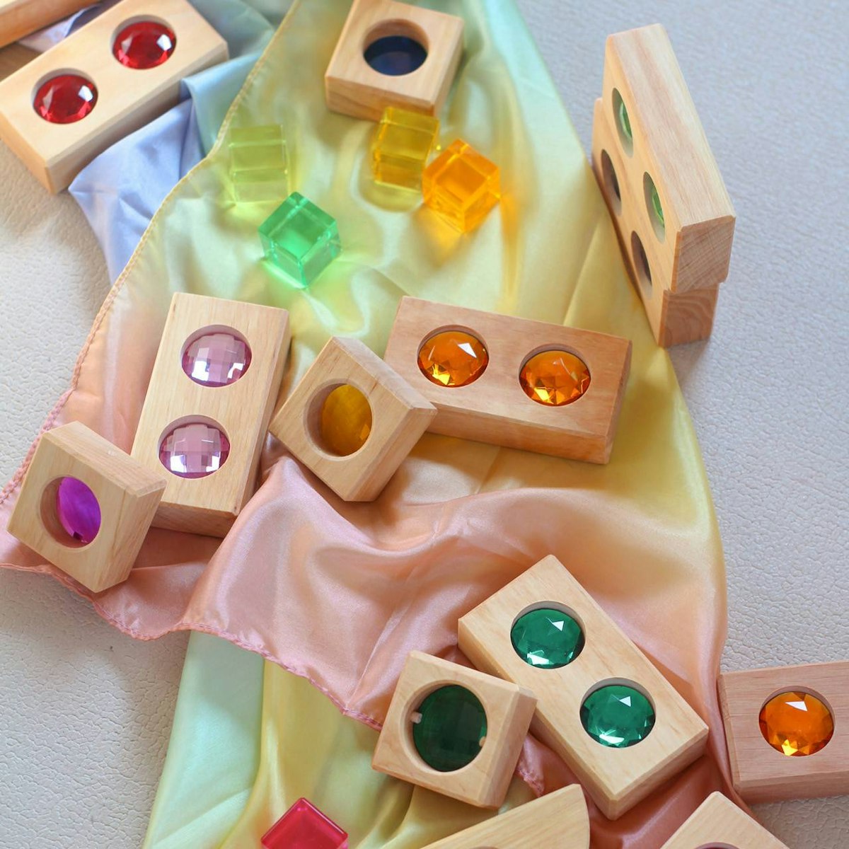 Kleine Farbstraße mit Lichtbauwürfel 45 Teile im Holzkasten 29x29 cm Kleine Farbstraße mit Lichtbauwürfel 45 Teile im Holzkasten 29x29 cm