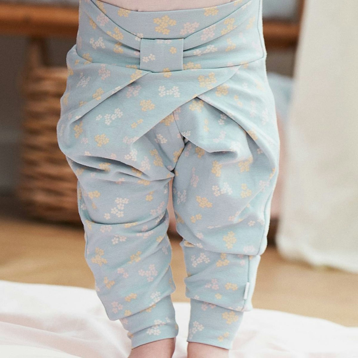 Krabbelhose Schleife Gänseblümchen hellblau 56
