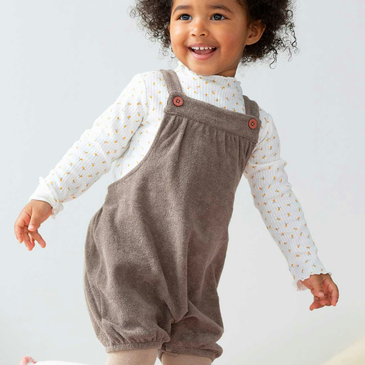 Kurze Frottee Latzhose in taupe 62/68