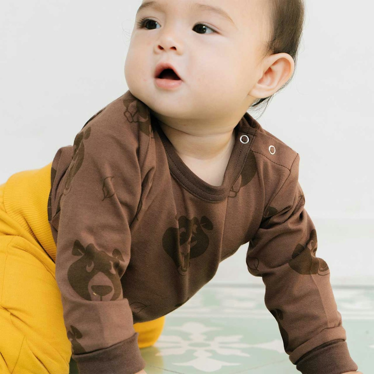 Langarmbody im Mono Design braun mit Bären Motiv 74/80