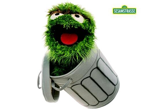 Living Puppets - Sesamstrasse Oskar in Tonne Living Puppets - Sesamstrasse Oskar in Tonne