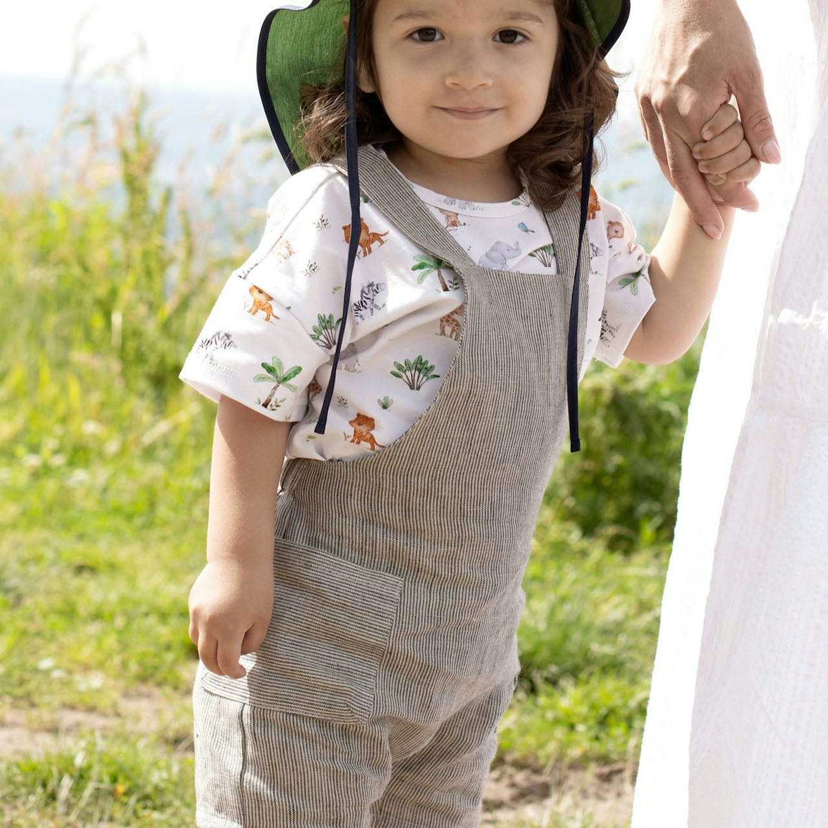 Luftig, lockere Latzhose Leinen braun-ecru 80 Luftig, lockere Latzhose Leinen braun-ecru 80