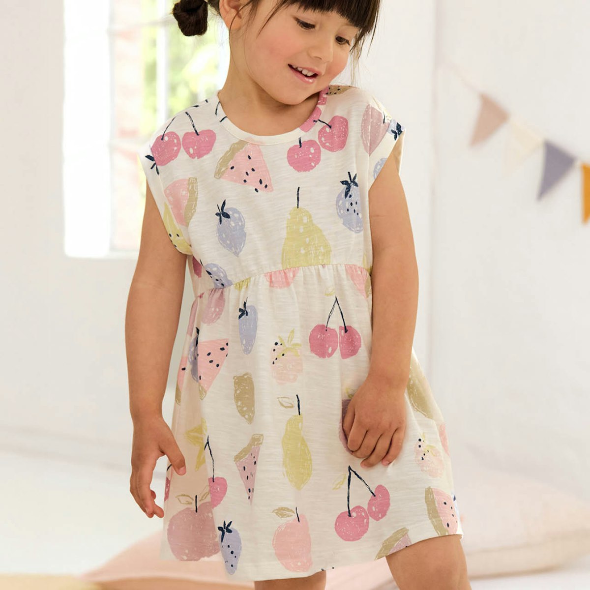 Luftiges Kleid kurzarm weiss mit Früchten 104