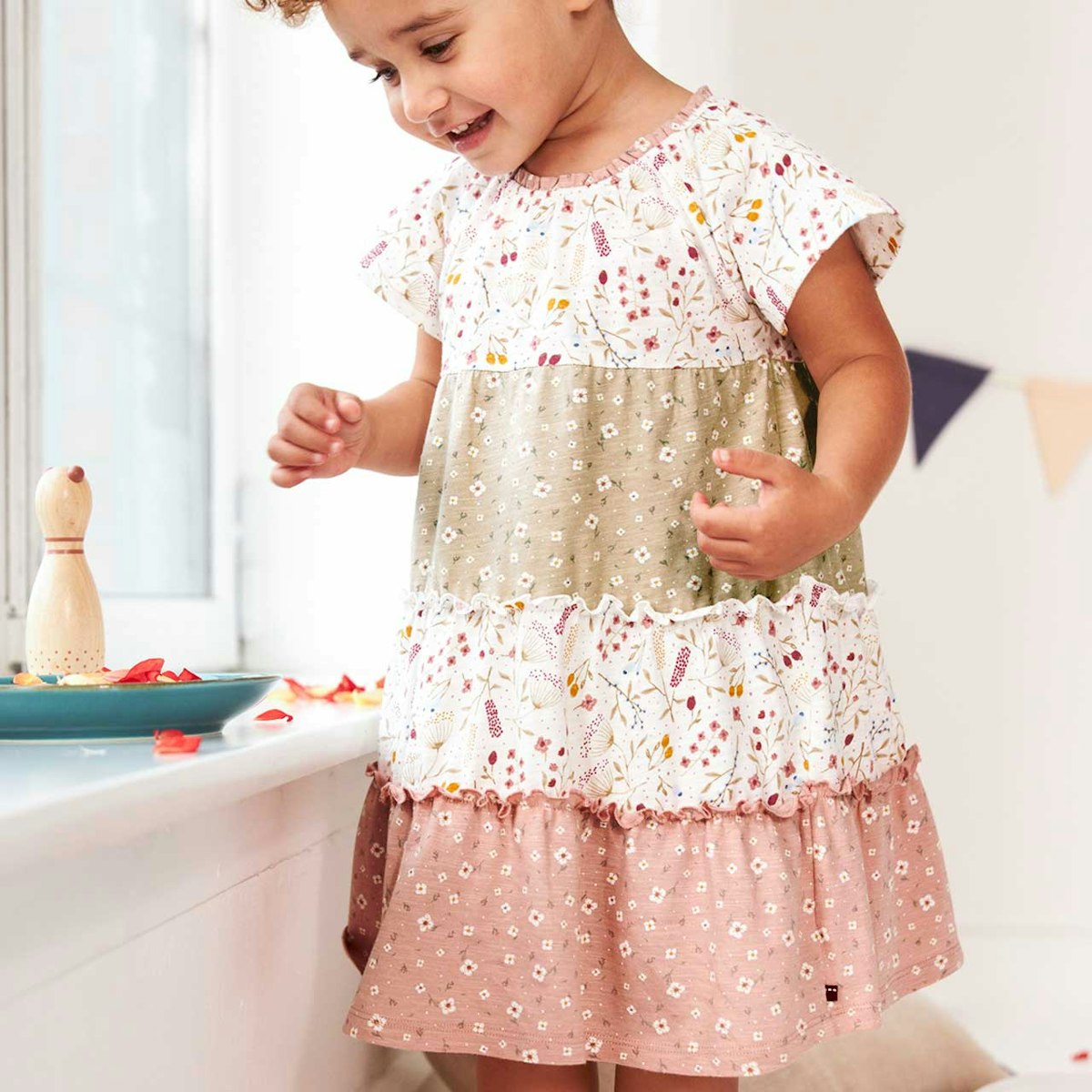 Luftiges Stufenkleid kurzarm Blümchen rosa-beige 62/68