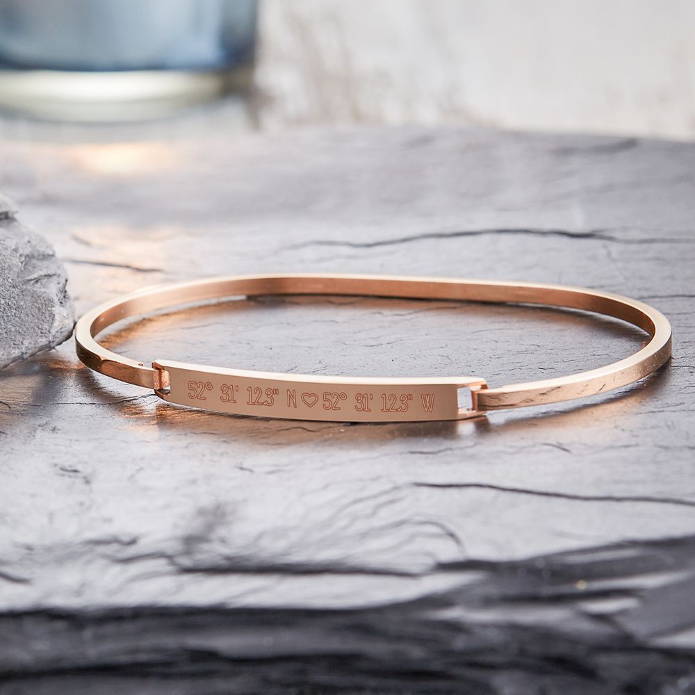 Armreif Rosegold mit Gravur - Geokoordinaten mit Herz Armreif Rosegold mit Gravur - Geokoordinaten mit Herz von Monsterzeug