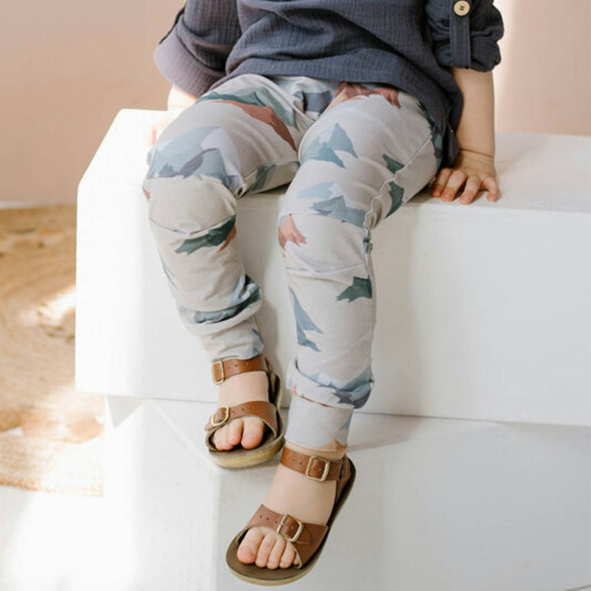 Mitwachsende Krabbelhose Bündchen Berge 74/80 Mitwachsende Krabbelhose Bündchen Berge 74/80