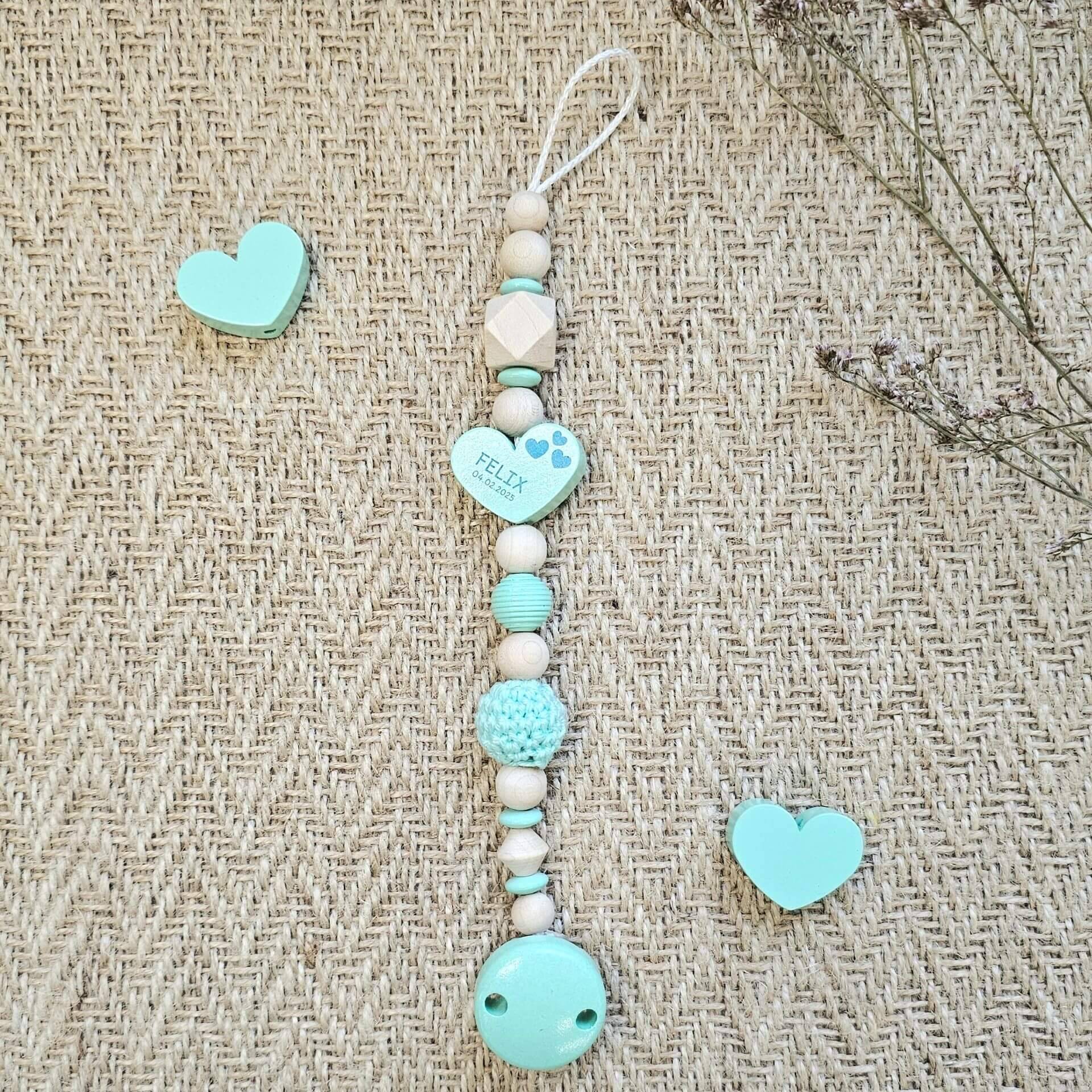 Personalisierte Schnullerkette aus Holzperlen "Herz" mint