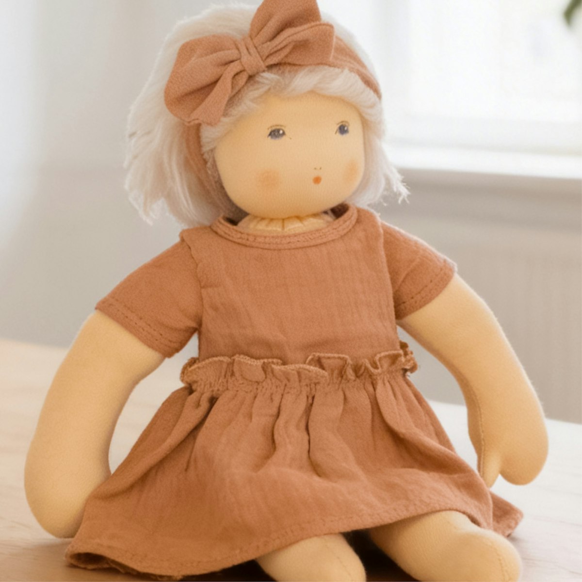Puppenkleid 35-45cm mit Haarband karamell, Bio-Baumwolle