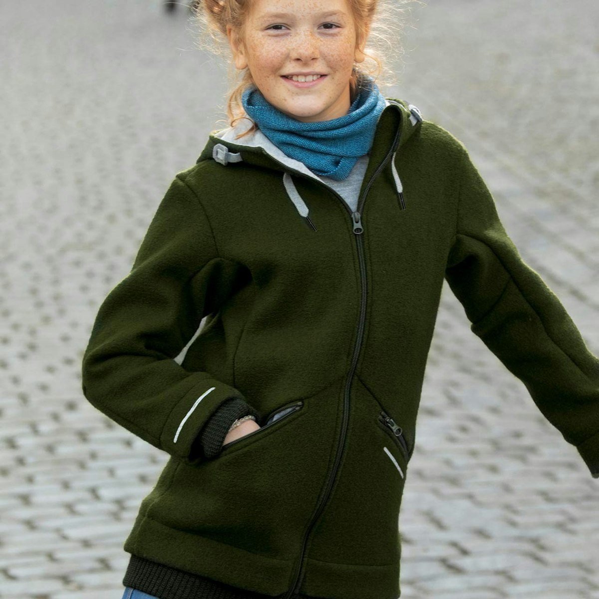 Schicker warmer Kindermantel in oliv-grün 116