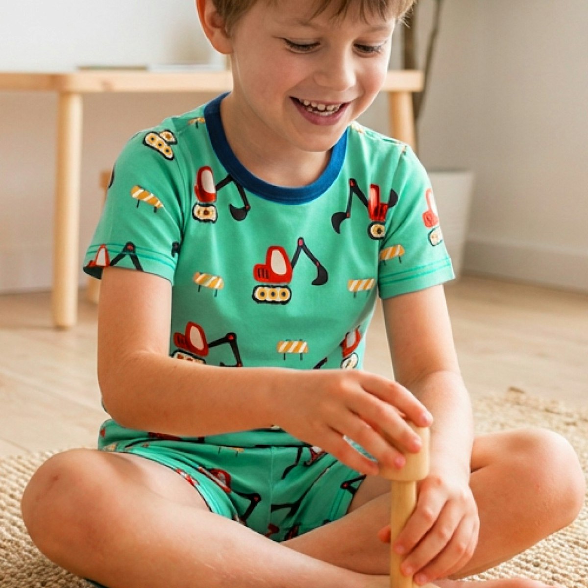 Sommerlicher Schlafanzug kurzam Bagger hellgrün 110/116