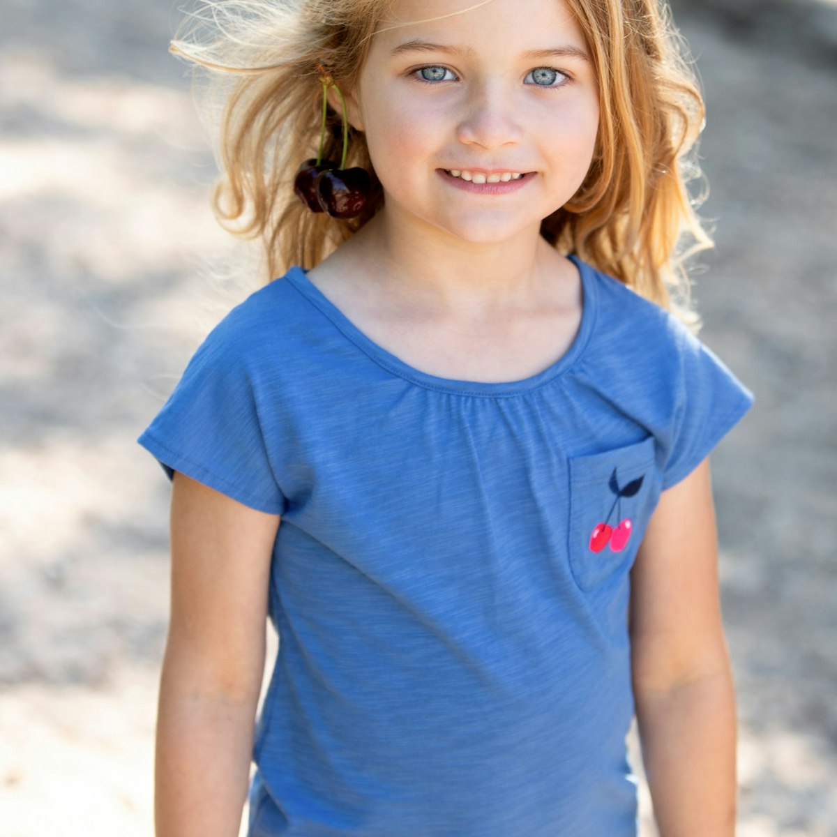 Sommerliches Shirt Kirschen-Stickerei blau 158/164