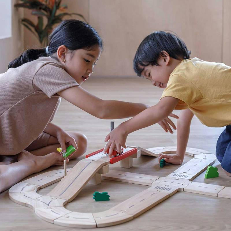 Spielstraße für Kinder ab 3 Jahren aus Holz Spielstraße für Kinder ab 3 Jahren aus Holz