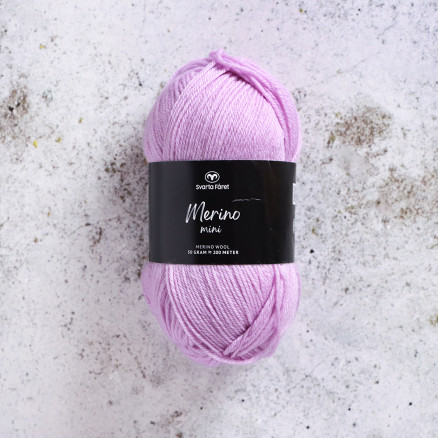 Svarta Fåret Merino Mini Garn 118 Prächtiges Lila von Svarta Fåret