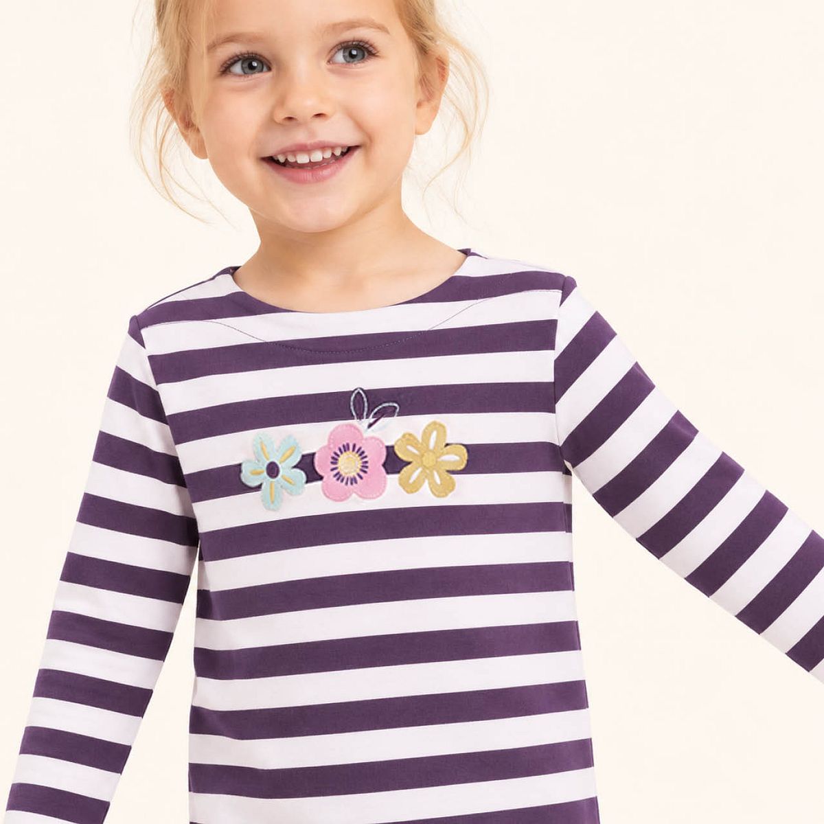 Weiches Langarmshirt mit Blumen, lila-rosa gestreift 110/116 Weiches Langarmshirt mit Blumen, lila-rosa gestreift 110/116
