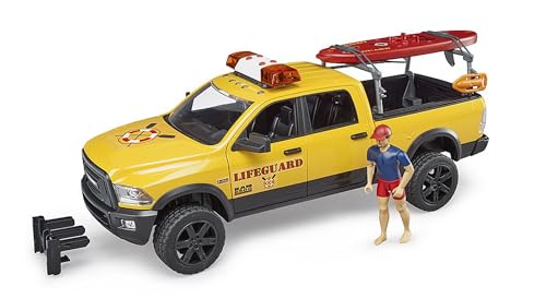 bruder 02506 - RAM 2500 Power Wagon Life Guard mit Figur, Stand-Up Paddle & Light and Sound Modul - 1:16 Pick-up Geländewagen Pritschenwagen Jeep Mann Rettungsdienst Rettungsschwimmer Fahrzeug von bruder