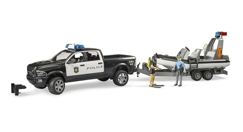 bruder 02507 - RAM 2500 Polizei Pick-up, Light and Sound Modul, Anhänger mit Boot, 2 Figuren - 1:16 Einsatzwagen Rettungsdienst Polizistin Taucher Geländewagen Schlauchboot bworld Spielzeug von bruder