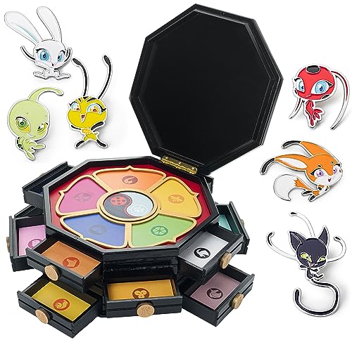 Miraculous Ladybug Schatulle aus Holz | original & offiziell lizensiert | 2er Set aus Master Fu Miracle Box 26cm + 6 Anstecker Miraculous Ladybug Schatulle aus Holz | original & offiziell lizensiert | 2er Set aus Master Fu Miracle Box 26cm + 6 Anstecker von corimori