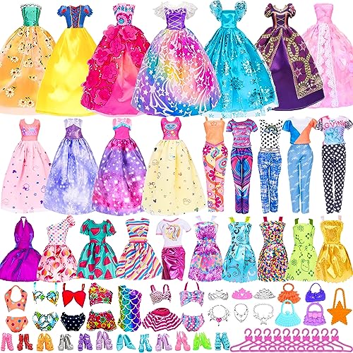 29,2 cm große Puppenkleidung und Zubehör umfassen 2 lange Prinzessinnenkleider, 2 lange Partykleider, 2 kurze Kleider, 2 Tops, 2 Hosen, 5 Slip-Röcke, 2 Bikinis und 31 Puppenzubehör (ohne Puppe) von dollbie