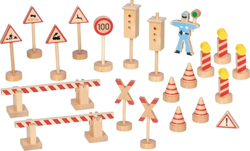 goki 53773 – Verkehrszeichenset Polizist Ole – 21-teiliges Spielset aus Holz mit Verkehrsschildern, Schranken, Leitkegeln und Verkehrspolizist von goki