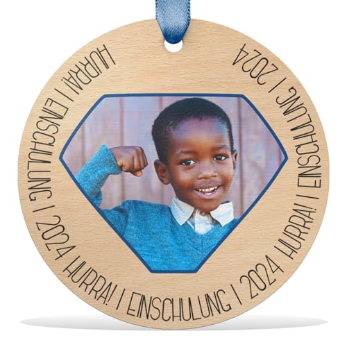gravuru Personalisierte Holz Anhänger für Schultüte mit Foto - Schultütenanhänger erster Schultag - Namensanhänger Schulkind 2024 mit Namen & Motiven - Geschenk zur Einschulung für Junge & Mädchen gravuru Personalisierte Holz Anhänger für Schultüte mit Foto - Schultütenanhänger erster Schultag - Namensanhänger Schulkind 2024 mit Namen & Motiven - Geschenk zur Einschulung für Junge & Mädchen von gravuru