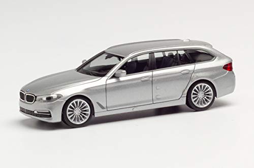 herpa 430708-002 BMW 5er Touring Modellsammlung, Miniaturmodelle, Kleinmodell, Sammlerstück, Detailgetreu, Kunststoff Modell Auto, Glaciersilber Metallic, Maßstab 1:87 von herpa