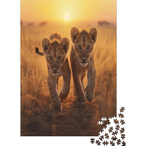 Löwe Cub Walking on Grassland at Sonnerise -WildtierePuzzle 1000 Teile Für Erwachsene, Lernspiele38x26cm/1000pcs von kaiyun