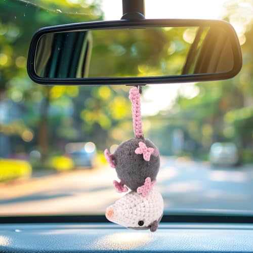 lasuroa Opossum Anhänger, 22 x 5,5 cm Rückspiegel Anhänger Opossum Gehäkelter Autoanhänger Gestricktes Opossum Autoinnendekorationsornament Spiegelanhänger Geschenke für Autodekorationszubehör lasuroa Opossum Anhänger, 22 x 5,5 cm Rückspiegel Anhänger Opossum Gehäkelter Autoanhänger Gestricktes Opossum Autoinnendekorationsornament Spiegelanhänger Geschenke für Autodekorationszubehör von lasuroa