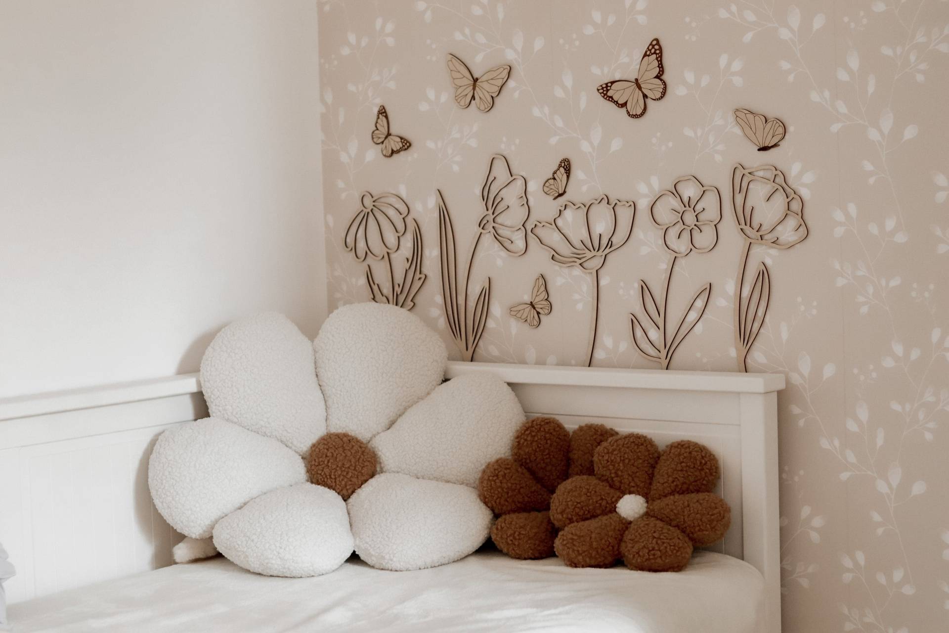 lis wycina Flowers & Butterflies Wanddekoration lis wycina Flowers & Butterflies Wanddekoration von lis wycina
