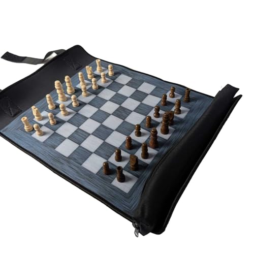 Playmatt Reiseschach – Kompaktes Schachspiel mit rollbarer Spielmatte & echten Figuren – Ideales Reisespiel für unterwegs – Gesellschaftsspiel für Kinder & Erwachsene von playmatt - Quadratische Spielwelten