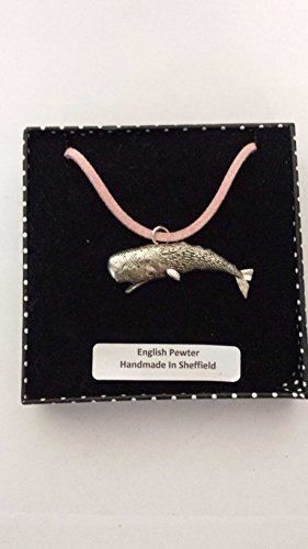 A36 Wal feines englisches Zinn 3d Anhänger auf einem rosa Schnur Halskette handgefertigt 41 cm & verstellbar mit Stolz In Details von prideindetails