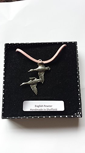 B38 Neues Paar Enten feines englisches Zinn 3d Anhänger auf einem rosa Schnur Halskette handgefertigt 41 cm & verstellbar mit Stolz In Details von prideindetails