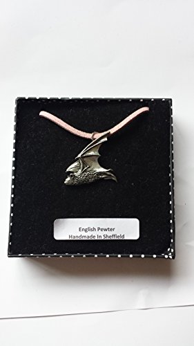 C16 pipestrelle Fledermaus feines englisches Zinn 3d Anhänger auf einem rosa Schnur Halskette handgefertigt 41 cm & verstellbar mit Stolz In Details von prideindetails