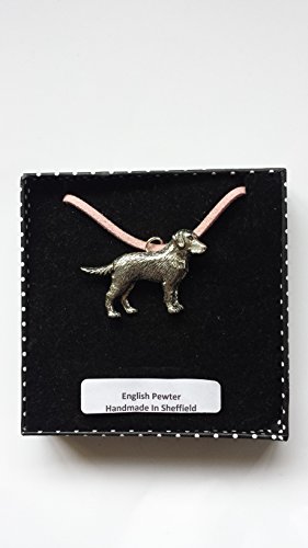 D20 Labrador in englischer Zinn 3d Anhänger auf einem rosa Schnur-Halskette handgefertigt 41 cm & verstellbar mit Stolz In Details von prideindetails