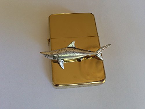 F15 Mako Shark Emblem auf einem Flip Top Benzinfeuerzeug winddicht gold nachfüllbar von prideindetails