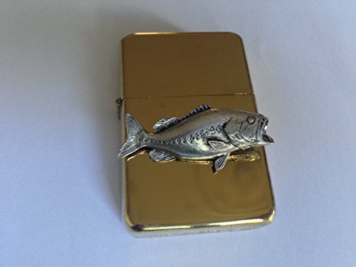 F20 Largemouth Bass Emblem auf einem Flip Top Benzinfeuerzeug winddicht gold nachfüllbar von prideindetails