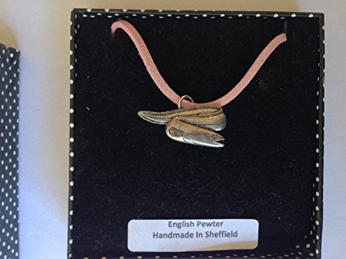 F6 Aal feines englisches Zinn 3d Anhänger auf einem rosa Schnur Halskette handgefertigt 41 cm & verstellbar mit Stolz In Details F6 Aal feines englisches Zinn 3d Anhänger auf einem rosa Schnur Halskette handgefertigt 41 cm & verstellbar mit Stolz In Details von prideindetails
