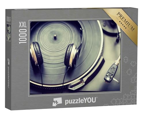 Puzzle 1000 Teile XXL „Nahaufnahme eines Kopfhörers auf einem Plattenspieler“ – aus der Puzzle-Kollektion Musik, Menschen von puzzleYOU
