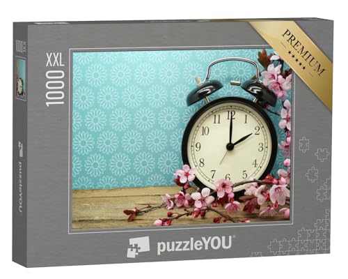 Puzzle 1000 Teile XXL „Zeitumstellung im Frühjahr, Wecker auf Holz, Blauer Hintergrund mit Blumen“ – aus der Puzzle-Kollektion Uhren von puzzleYOU
