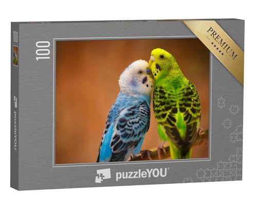 puzzleYOU: Puzzle 100 Teile „Blauweißer und gelbgrüner Wellensittich auf einem AST vor unscharfem Hintergrund“ – aus der Puzzle-Kollektion Vögel, Wellensittiche von puzzleYOU