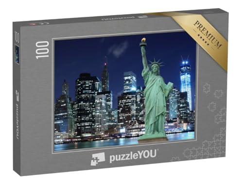puzzleYOU: Puzzle 100 Teile „Manhattan mit Freiheitsstatue: Skyline bei Nacht, New York“ – aus der Puzzle-Kollektion Amerika, Amerikanische Städte von puzzleYOU