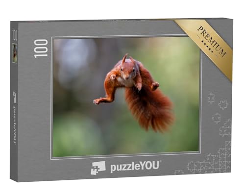 puzzleYOU: Puzzle 100 Teile „Rotes Eichhörnchen springt durch den Wald“ – aus der Puzzle-Kollektion Eichhörnchen, Tiere in Wald & Gebirge von puzzleYOU