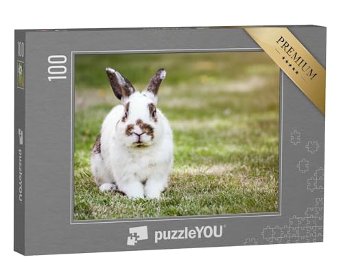 puzzleYOU: Puzzle 100 Teile „Süßes geflecktes Kaninchen auf grünem Gras“ – aus der Puzzle-Kollektion Hasen, Bauernhof-Tiere, Tiere in Wald & Gebirge von puzzleYOU