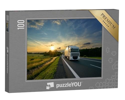 puzzleYOU: Puzzle 100 Teile „Weißer Lastwagen fährt auf Einer Straße bei Sonnenuntergang“ – aus der Puzzle-Kollektion Trucks & LKW von puzzleYOU