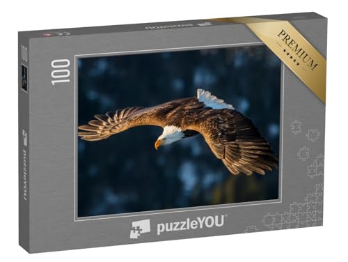 puzzleYOU: Puzzle 100 Teile „Weißkopfseeadler über einem bewaldeten Berg, Alaska“ – aus der Puzzle-Kollektion Adler, Tiere in Wald & Gebirge von puzzleYOU