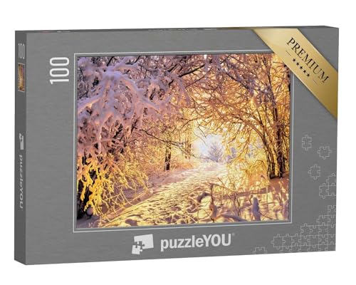 puzzleYOU: Puzzle 100 Teile „Winterlandschaft: Wald, Baum, Schnee, Sonnenuntergang, Fußspuren“ – aus der Puzzle-Kollektion Winter, Himmel & Jahreszeiten von puzzleYOU