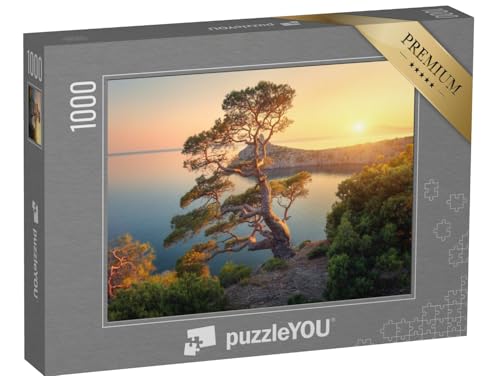 puzzleYOU: Puzzle 1000 Teile „Schöner Baum auf einem Berg am blauen Meer bei Sonnenuntergang“ – aus der Puzzle-Kollektion Wälder, Wald & Bäume von puzzleYOU