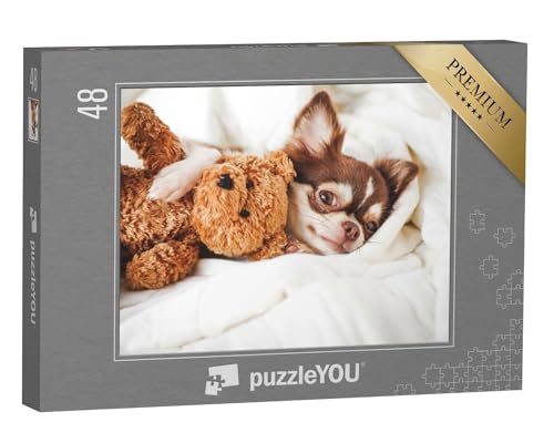 puzzleYOU: Puzzle 48 Teile „Chihuahua-Welpe schlafend mit Teddybär auf dem weißen Bett“ – aus der Puzzle-Kollektion Hunde, Chihuahua von puzzleYOU