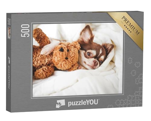 puzzleYOU: Puzzle 500 Teile „Chihuahua-Welpe schlafend mit Teddybär auf dem weißen Bett“ – aus der Puzzle-Kollektion Hunde, Chihuahua von puzzleYOU