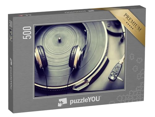 puzzleYOU: Puzzle 500 Teile „Nahaufnahme eines Kopfhörers auf einem Plattenspieler“ – aus der Puzzle-Kollektion Musik, Menschen puzzleYOU: Puzzle 500 Teile „Nahaufnahme eines Kopfhörers auf einem Plattenspieler“ – aus der Puzzle-Kollektion Musik, Menschen von puzzleYOU