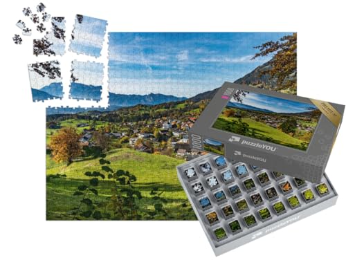 puzzleYOU: SMART Sorted® | Puzzle 1000 Teile leicht gemacht „Der herbstliche Blick über EIN kleines Dorf ins Tal“ von puzzleYOU